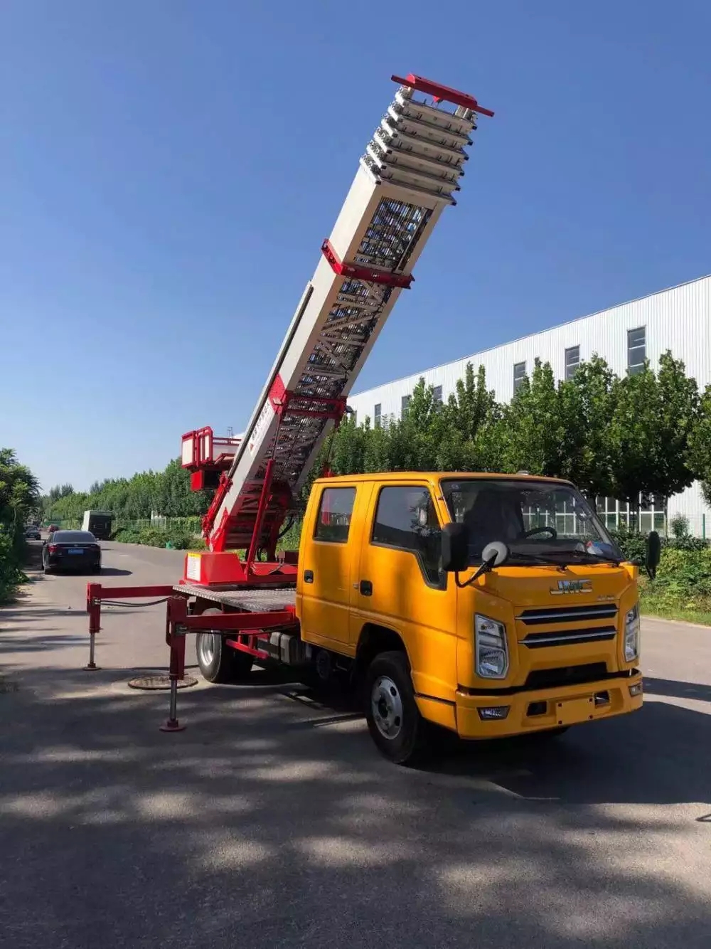 广宗县附近的云梯车出租服务：轻松解决高空作业需求
